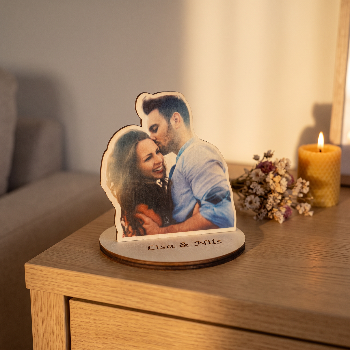 Fotoaufsteller aus Holz mit eigenem Foto | Farbdruck in Fotoqualität | Sockel mit Namensgravur | Personalisiertes Geschenk zu Hochzeit, Jahrestag & Valentinstag