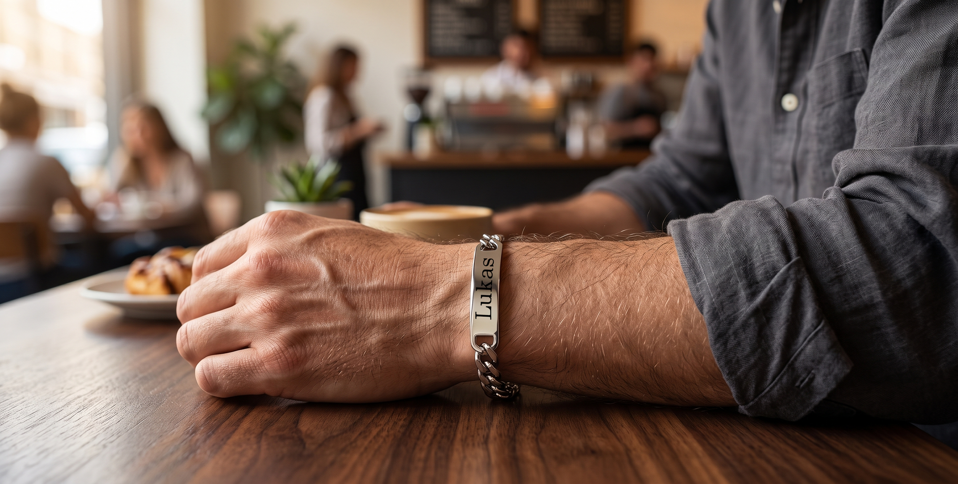 Armband mit Gravur am Handgelenk