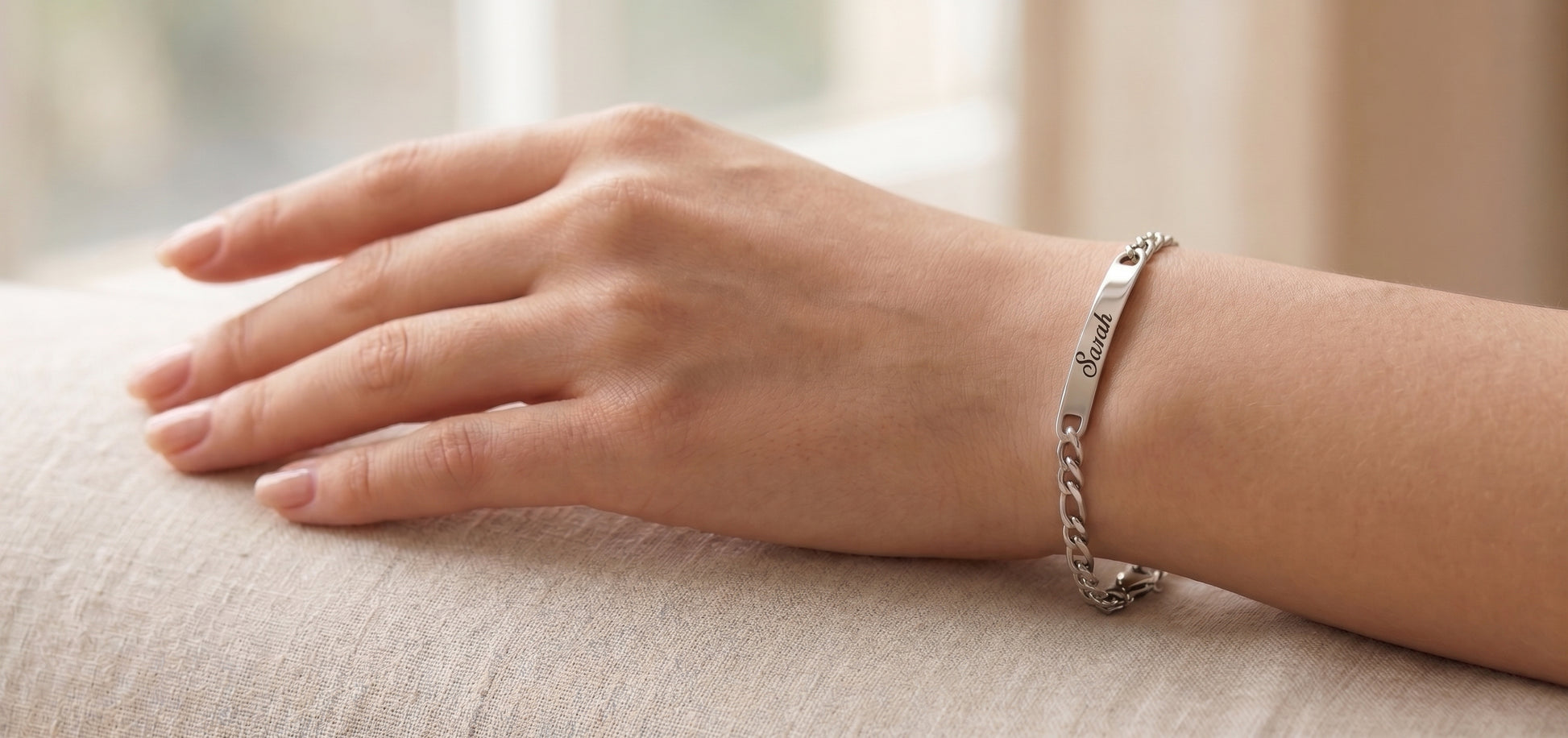 Schmales Armband mit Gravur am Handgelenk
