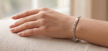 Schmales Armband mit Gravur am Handgelenk