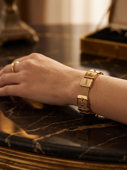 Mesh-Armband mit Gravur am Handgelenk