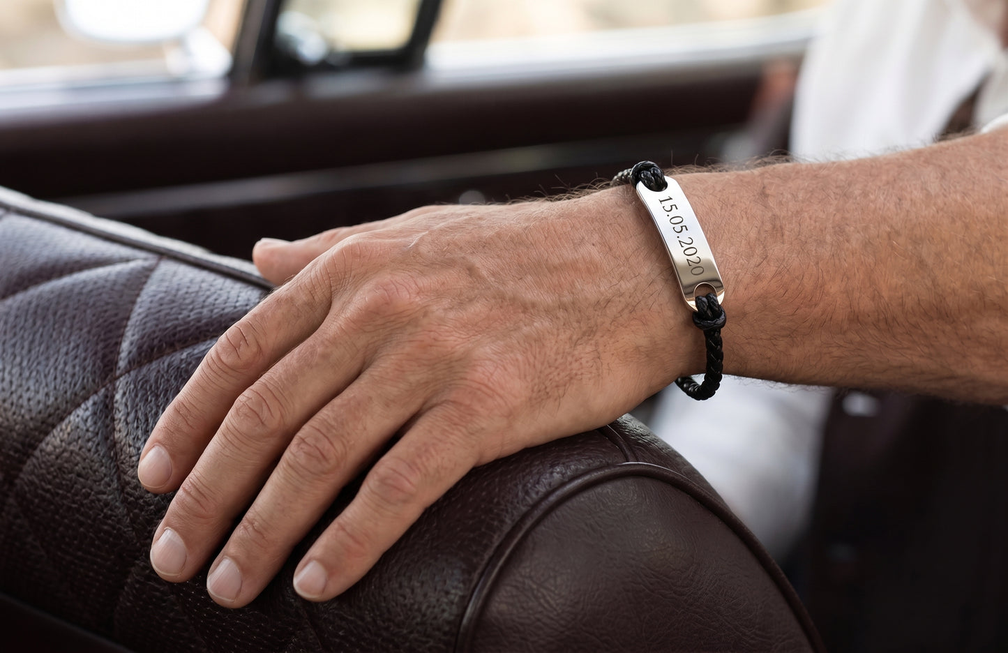 Geflochtenes Lederarmband am Handgelenk