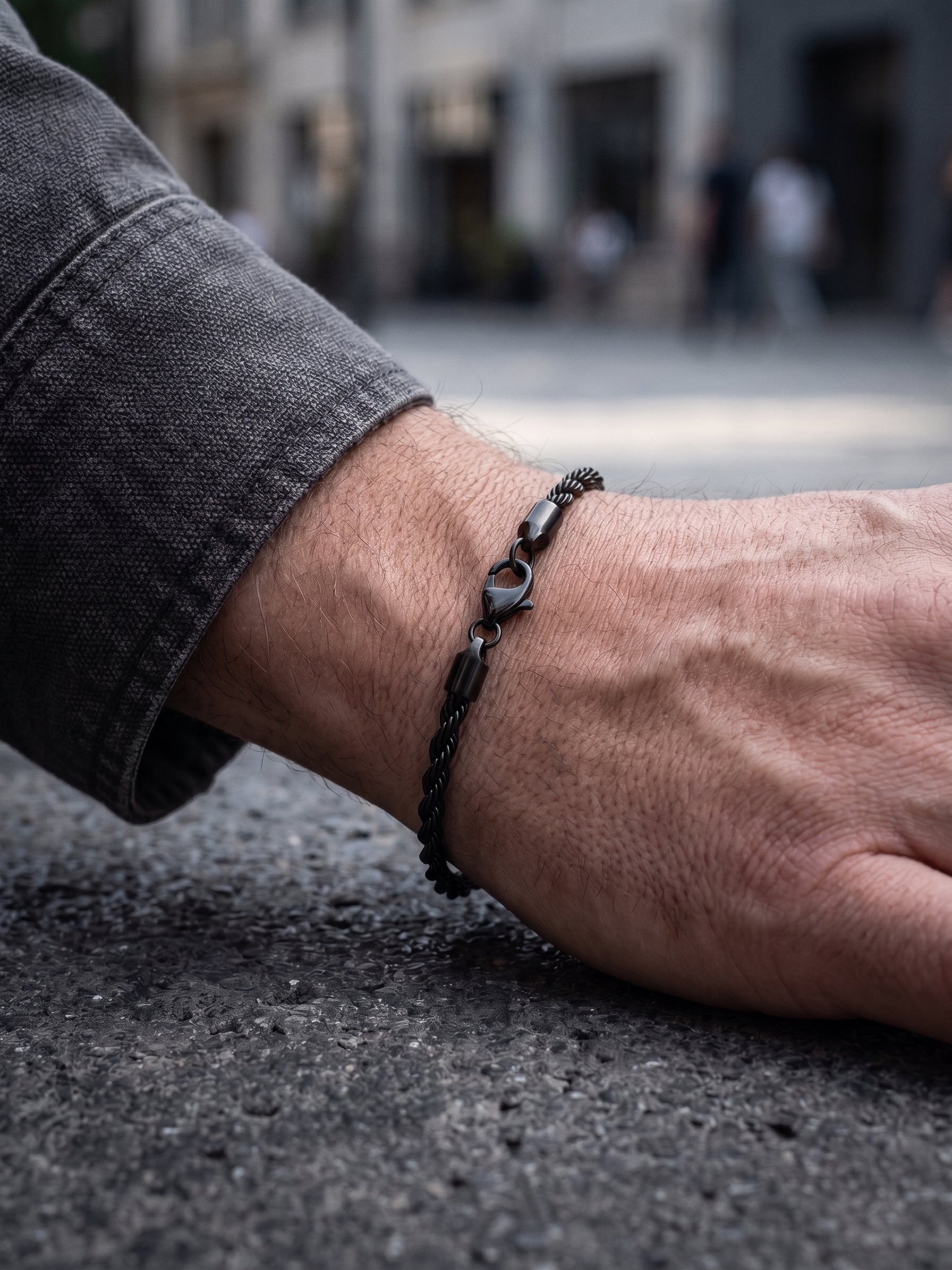 Kordelketten-Armband am Handgelenk